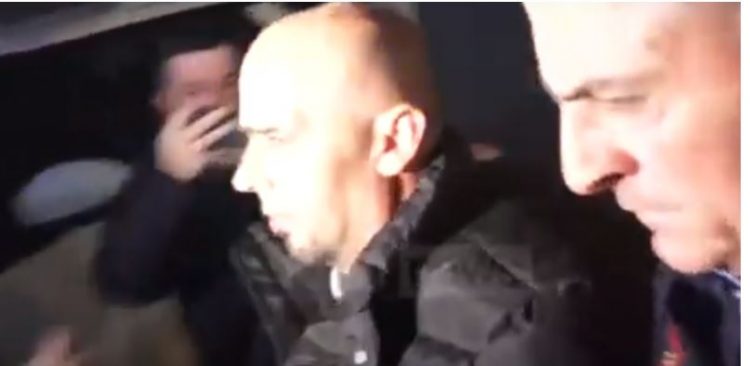 VIDEO/ Momenti kur Dan Hutra mbërrin në Policinë e Tiranës