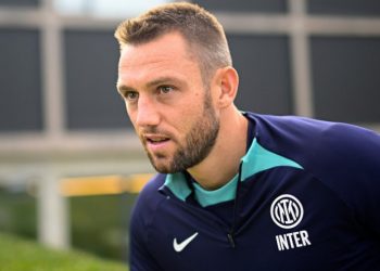 Inter pranë akordit me mbrojtësin holandez