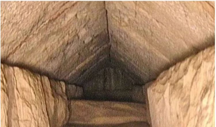 Zbulohet korridori misterioz në piramidën e Egjiptit