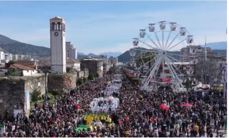 Pamjet me dron nga Elbasani, njerëzit ‘pushtuan’ panairin