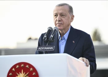 “319 mijë shtëpi brenda vitit”/ Erdogan viziton zonat e goditura nga tërmeti