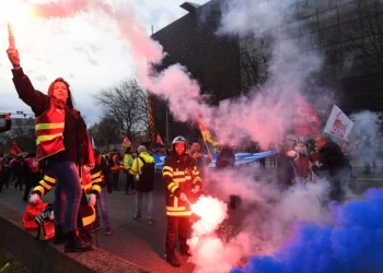 Shpërthen kaosi pas vendimit të Macron për pensionet