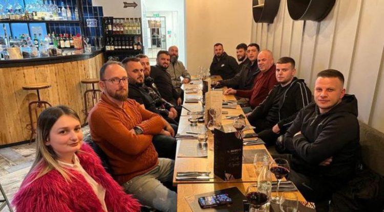 Safet Gjici mbërrin në kryeqytetin anglez: Çunat kuksianë…