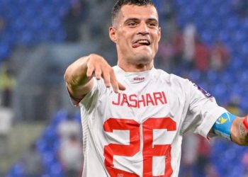 Festoi me bluzën e Jasharit, kreu i SFV mbron Xhakën