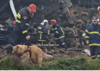 VIDEO/ Momenti kur nxirren trupat e pajetë nga rrënojat në Greqi