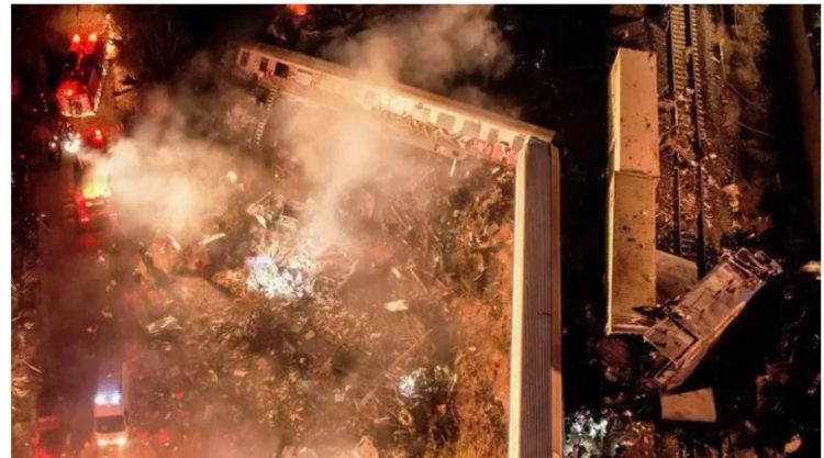 FOTO/ Pamje nga përplasja ‘kokë më kokë’ e trenave në Greqi