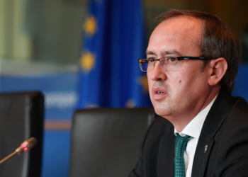 Hoti kritikon Qeverinë për tregtinë e qymyrit