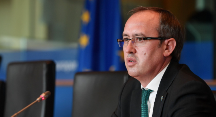 Hoti kritikon Qeverinë për tregtinë e qymyrit