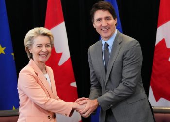 Von der Leyen i “tregon muskujt” Rusisë