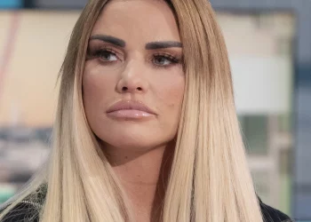 Ish-modelja britanike synon rekordin falë kirurgjisë