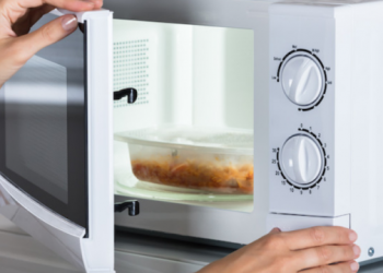 Ja cilat ushqime nuk duhet t’i ringrohni në mikrovalë