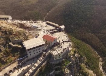 U rrëzua te Kisha e Laçit, vdes një grua