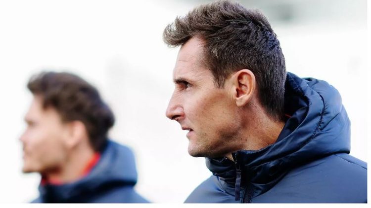 Shkarkohet Miroslav Klose