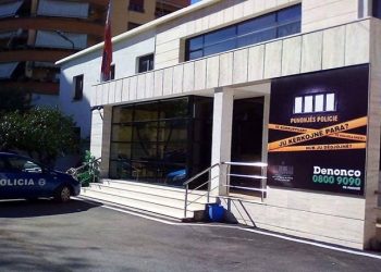 Skandal, shefat e komisariatit tallen me humbjen e vajzës