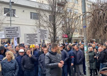 Kërkojnë rritje rroge, punëtorët fillojnë protestën
