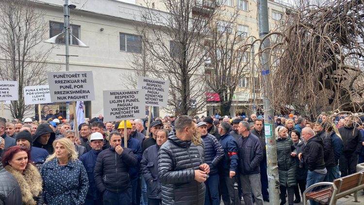 Kërkojnë rritje rroge, punëtorët fillojnë protestën