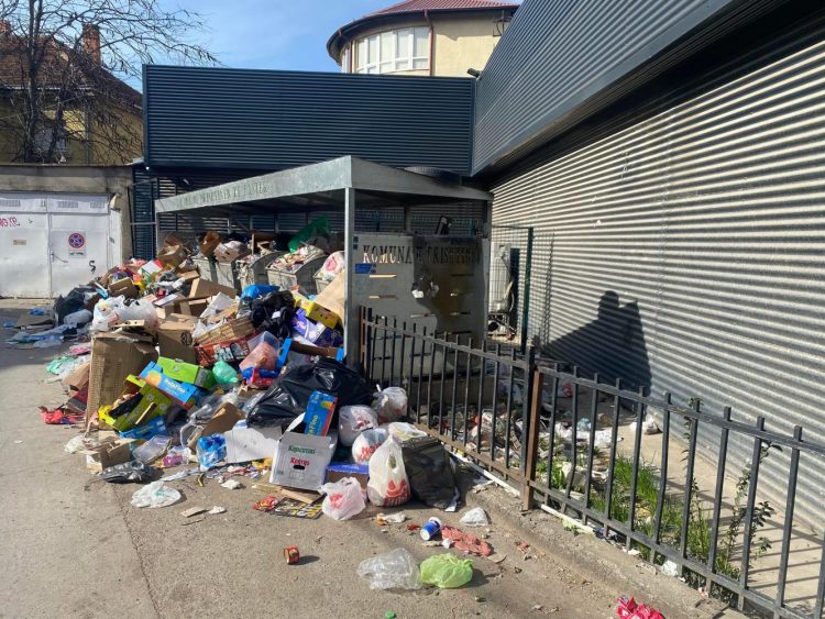 Greva bën që kryeqyteti të “pushtohet” nga mbeturinat