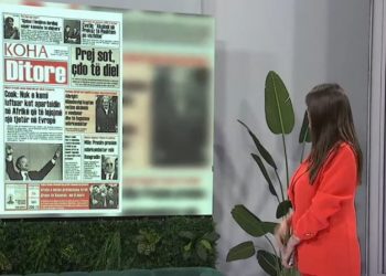 Momenti kur moderatorja përlotej teksa lexonte titujt e gazetave