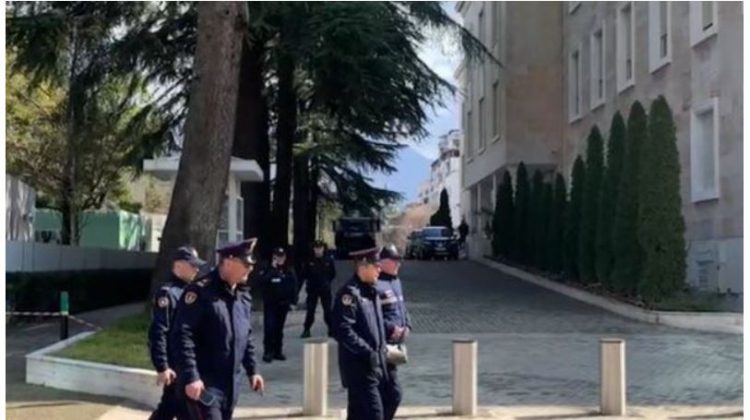 Një orë para protestës, Çuçi mbërrin në zyrën e Ramës