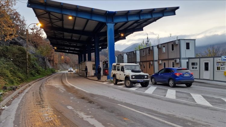 Dhunohet fizikisht efektivi në pikën kufitare