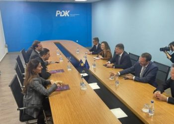 Lajçak takohet me kreun e PDK, Memli Krasniqi