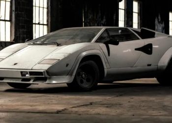 Ky Lamborghini u nxor nga një depo plot me pluhur pas shumë vitesh