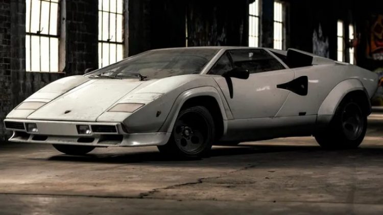 Ky Lamborghini u nxor nga një depo plot me pluhur pas shumë vitesh