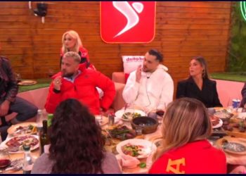 Kristi pyet Zhakun nëse është beqare