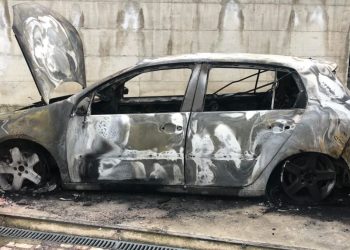 I djegin makinën, kleriku denoncon në Facebook