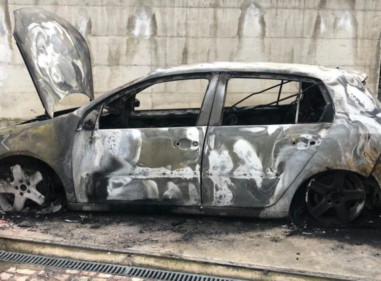 I djegin makinën, kleriku denoncon në Facebook