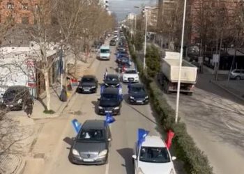 Protesta e PD-së, mijëra makina marshojnë drejt Tiranës