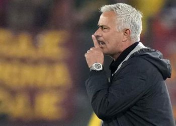 Tifozët mbështesin trajnerit pas dënimit me 2 takime