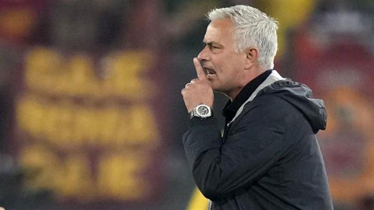 Tifozët mbështesin trajnerit pas dënimit me 2 takime