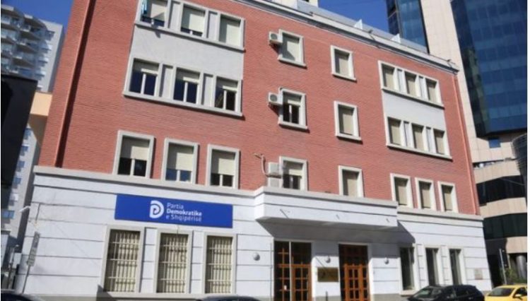 FOTO/ Alibeaj dhe deputetët e tij me zyra të reja të PD