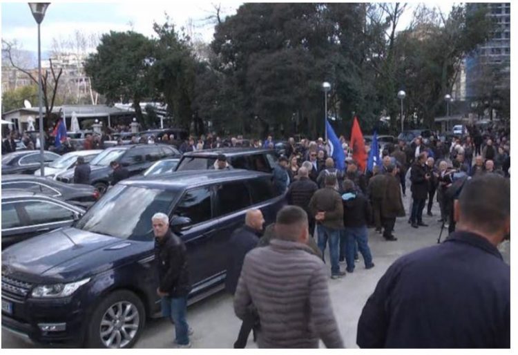 Nis protesta, demokratët nisen drejt Kryeministrisë
