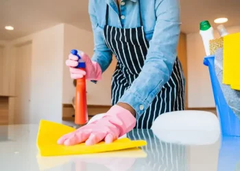 Vidhte shtëpinë ku punonte si pastruese, arrestohet