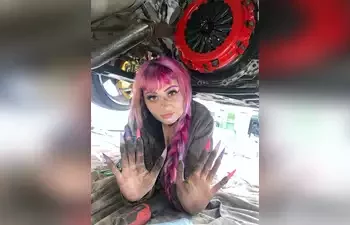 Doni të rregulloni makinën? Në SHBA ju vjen në ndihmë mekanikja “hot”