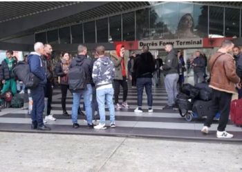 Udhëtarët në radhë në Portin e Durrësit, ankesa të shumta