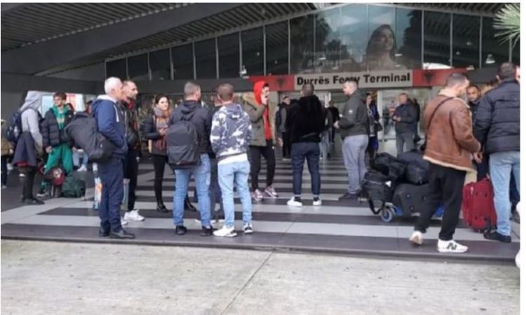 Udhëtarët në radhë në Portin e Durrësit, ankesa të shumta