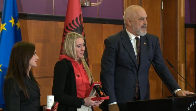 Rama përqendrohet te bastet gjatë ceremonisë së dekorimeve