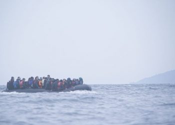 30 të zhdukur nga fundosja e varkës me emigrantë