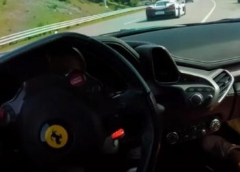 Rimac Nevera turpëron Ferrari 458 në autostradë