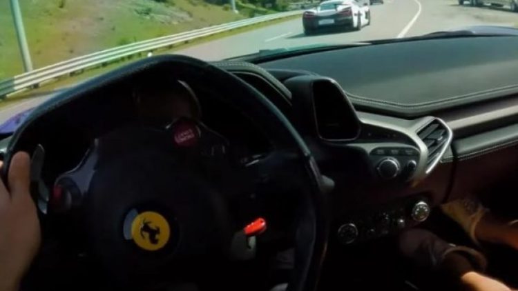 Rimac Nevera turpëron Ferrari 458 në autostradë