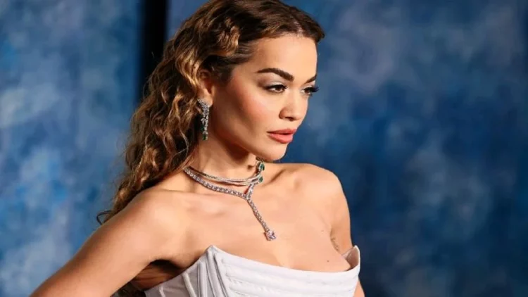 Rita Ora vlerësohet nga kritika për veshjet e saj