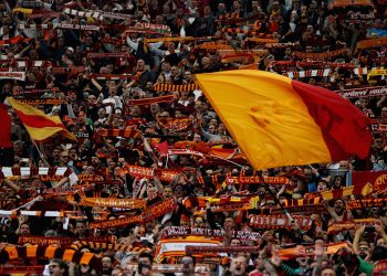 Tifozët mbështesin trajnerit pas dënimit me 2 takime