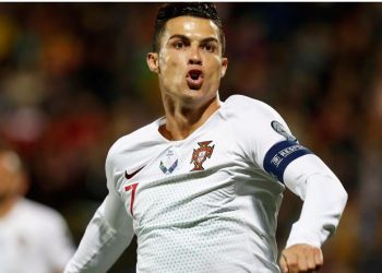 Ronaldo realizon dopietë, Italia bën detyrën