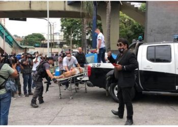 13-vjeçari vret me thikë mësuesen e tij, plagos 5 të tjerë