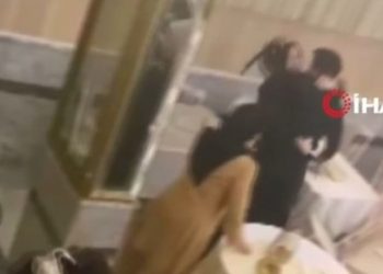 Karrige e kokës, radha e valles përplas krushqit në dasmë – VIDEO