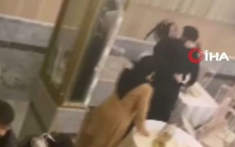 Karrige e kokës, radha e valles përplas krushqit në dasmë – VIDEO