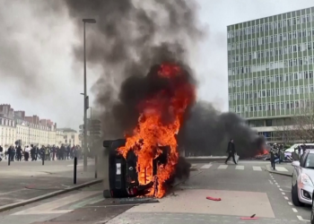 Vijojnë protestat në Francë, digjet Parisi